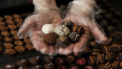 Yeni yıl yaklaşırken çikolata sektöründe hareketlik başladı. Çikolatalar süslü paketlerde