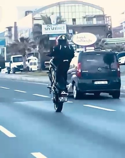 Motosiklet ile ölümle dans etti, polis ekiplerinden kaçamadı Balıkesir’de motosikleti ile dakikalarca tek teker giden sürücü, polis ekiplerince