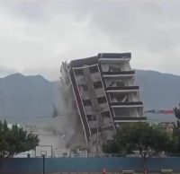 Depremin vurduğu Hatay’da 5 katlı bir binanın yıkımı esnasında ilkokul