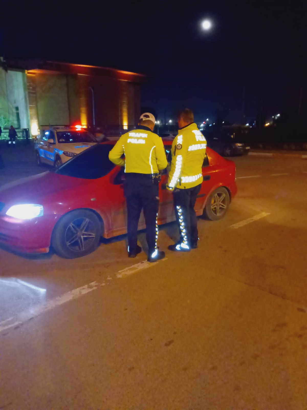Balıkesir’de 3 cadde üzerinde yüksek seste müzik dinleyen araç sürücülerine