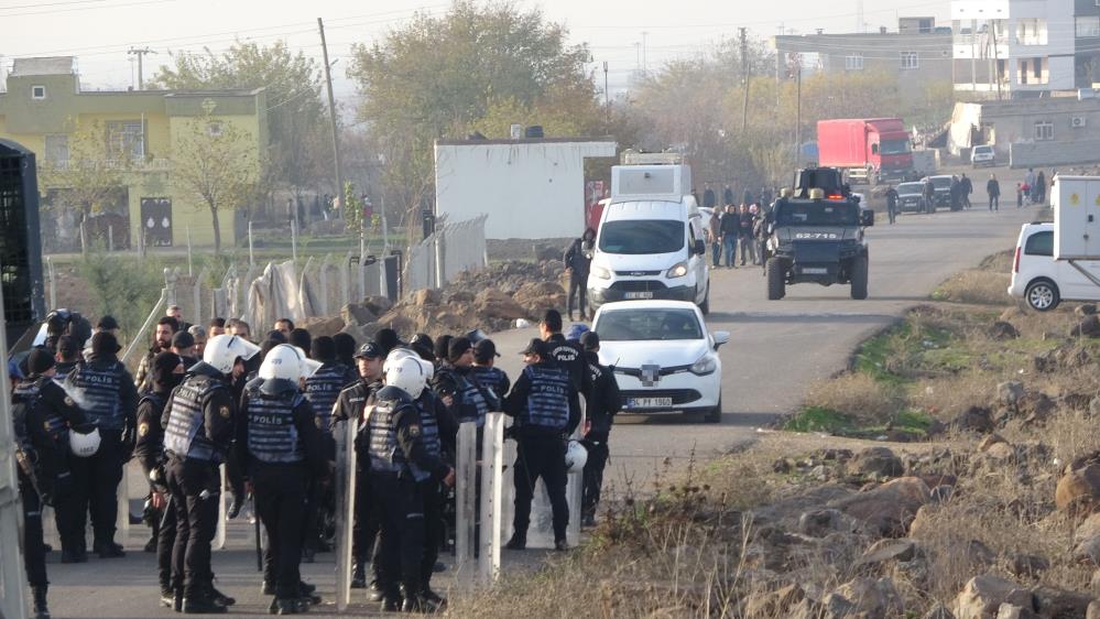 Diyarbakır’da kaleşnikoflu taşlı sopalı kavga: 9 yaralı Diyarbakır’ın Kayapınar ilçesinde Dicle Elektrik (DEDAŞ) ekiplerinin mahalle muhtarıyla trafo
