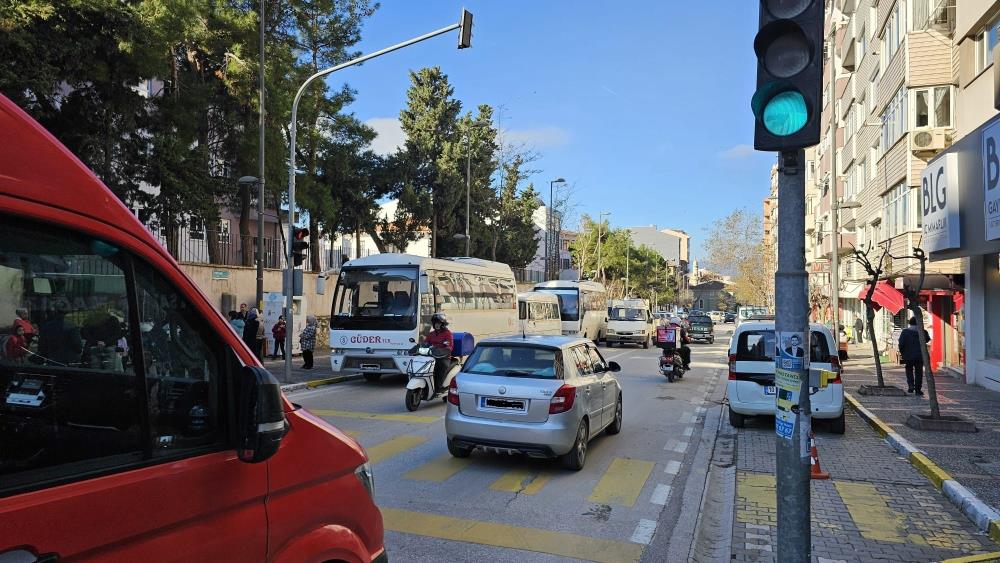 Bandırma’da Atatürk Caddesi üzerinde bulunan Hürriyet İlkokulu önünde trafik kuralları