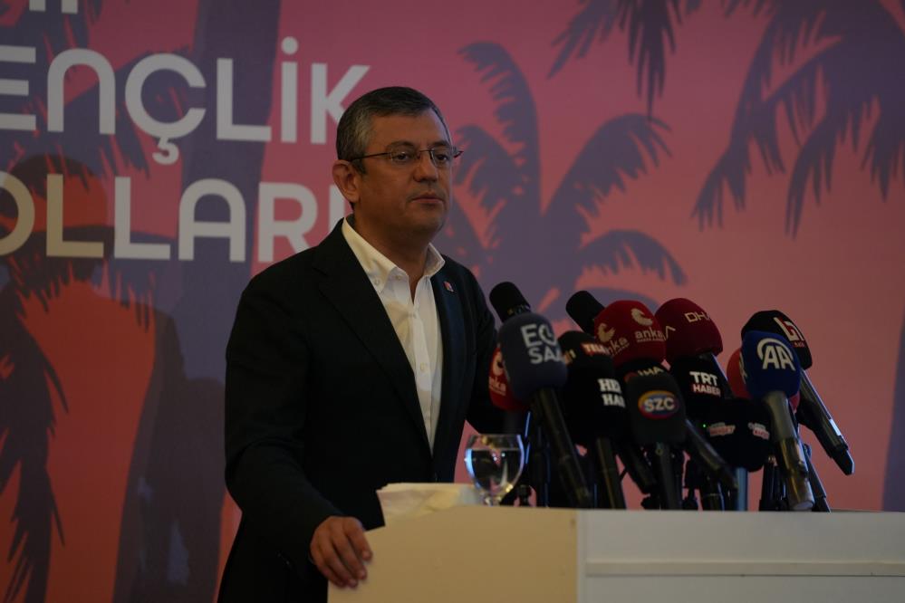 Başkan Özel: “Belediye başkanlarının hiçbirisi, ‘acaba durumum riskte mi’ diye düşünmesin” CHP Genel Başkanı Özgür Özel, “Öncelikle 226 aday duyurduk. Hepsi