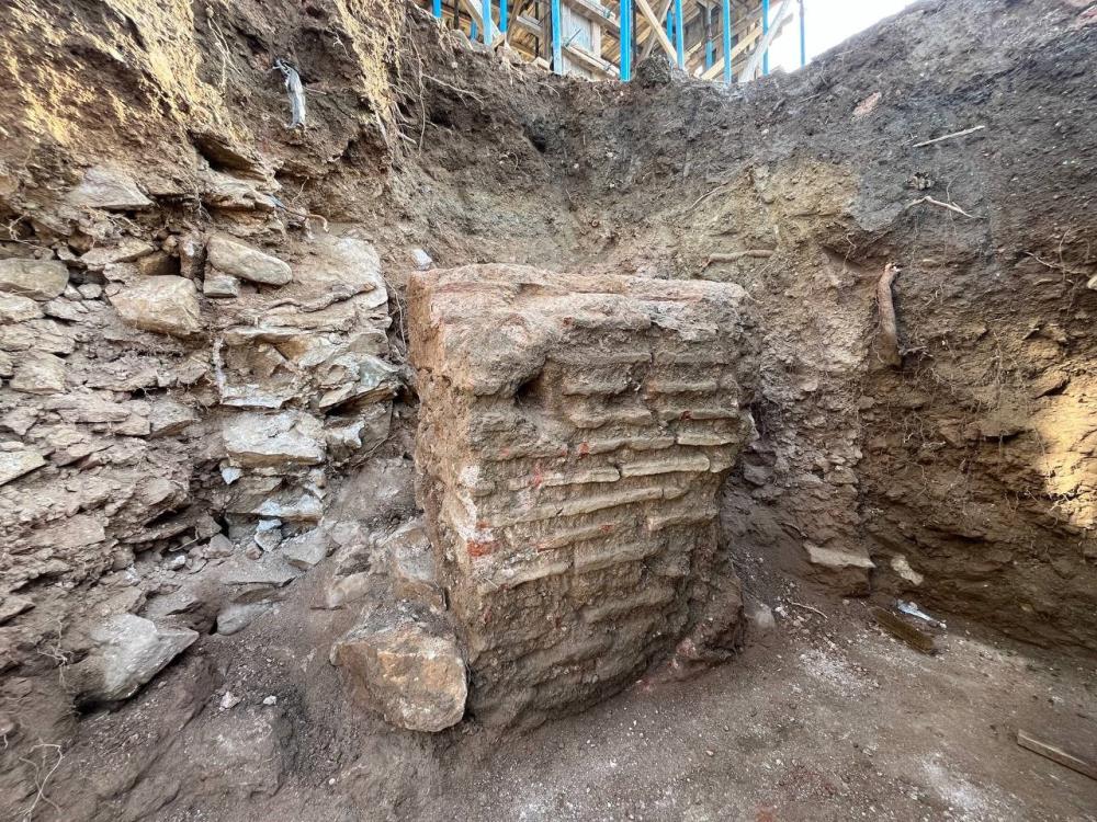 Erdek’te bir evin temel kazısı yapılırken arkeolojik bir kalıntı gün