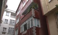 Bursa merkezli 5.1 büyüklüğündeki depremin ardından İstanbul Esenler’de bir binada