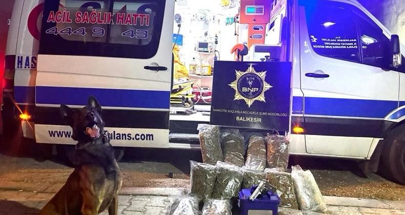 Ambulansla uyuşturucu taşıyan 3 şüpheli tutuklandı Balıkesir İl Emniyet Müdürlüğü ekiplerince, hasta nakil aracıyla uyuşturucu taşırken