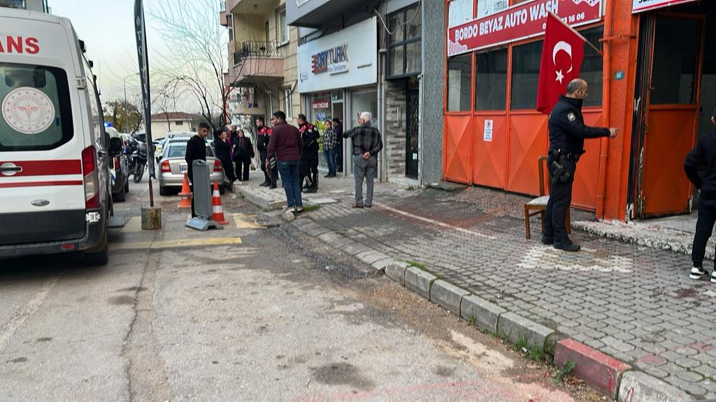 Bandırma'da bir otomobil yıkama işletmesinde başlayan tartışma kanlı bitti.