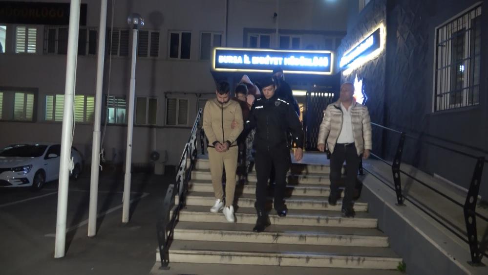 Bursa’da hırsızlık çetesine operasyon düzenleyen polis ekipleri, teknik ve fiziki