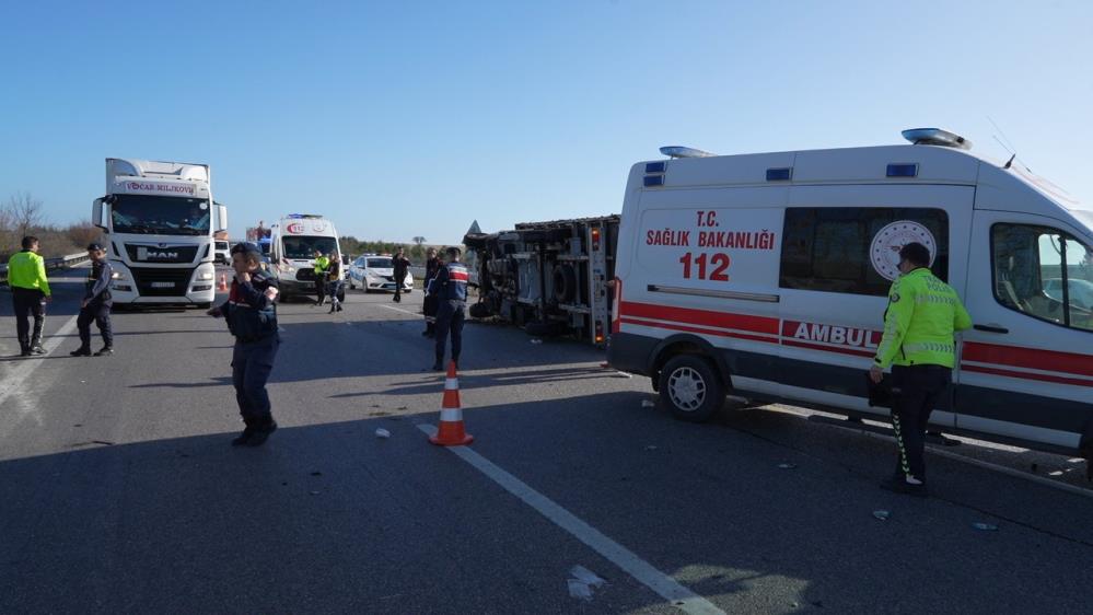 Edirne-İstanbul TEM Otoyolu’nda iki kamyonetin çarpışması sonucu devrilen iki kamyonetten