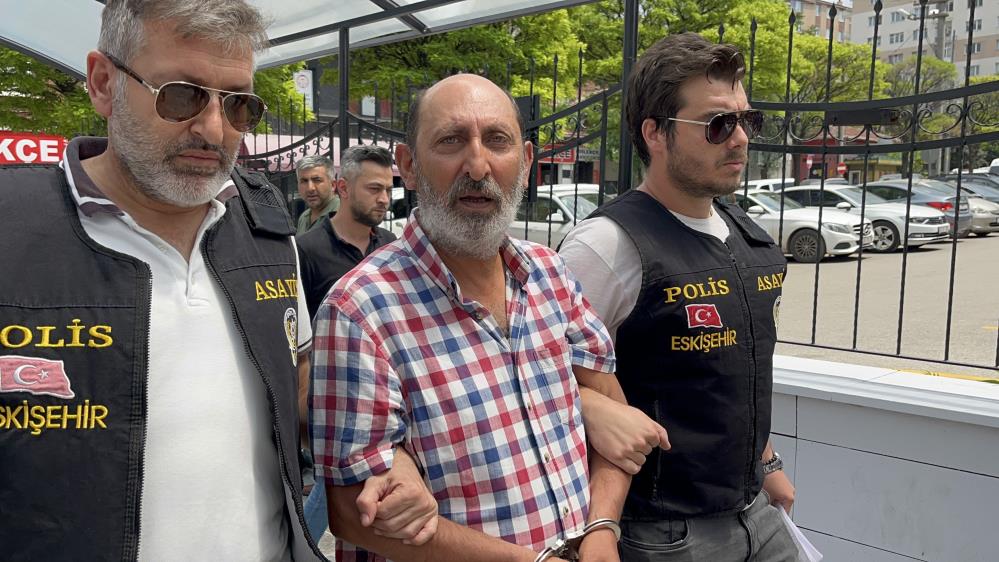 İş adamına silahlı saldırıyı gerçekleştiren sanık ilk ifadesinde pes dedirtti Eskişehir’de bir iş adamına yönelik gerçekleştirilen silahlı saldırıyla ilgili 4’ü