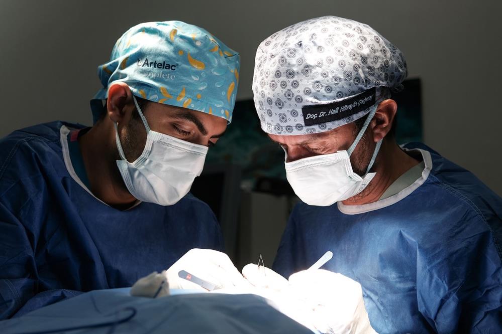 Göz kapağı düşüklüğünün hem doğuştan gelen bir sorun olabileceği hem