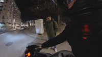 Van’da karşıdan karşıya geçmek için bekleyen yaya ile motosiklet sürücüsü