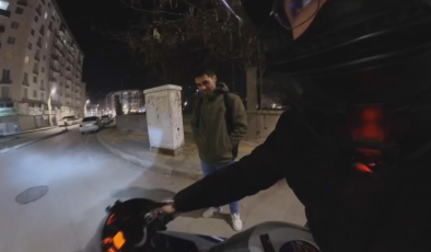 Gençlerin ‘önce sen geç’ inadı bir saat sürdü