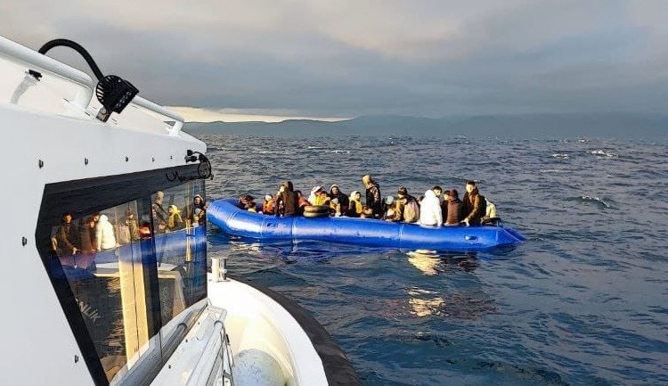 Ayvalık’ta 43 göçmen kurtarıldı, 48 göçmen yakalandı Balıkesir’in Ayvalık ilçesinde, Sahil Güvenlik tarafından yapılan iki ayrı operasyonda;