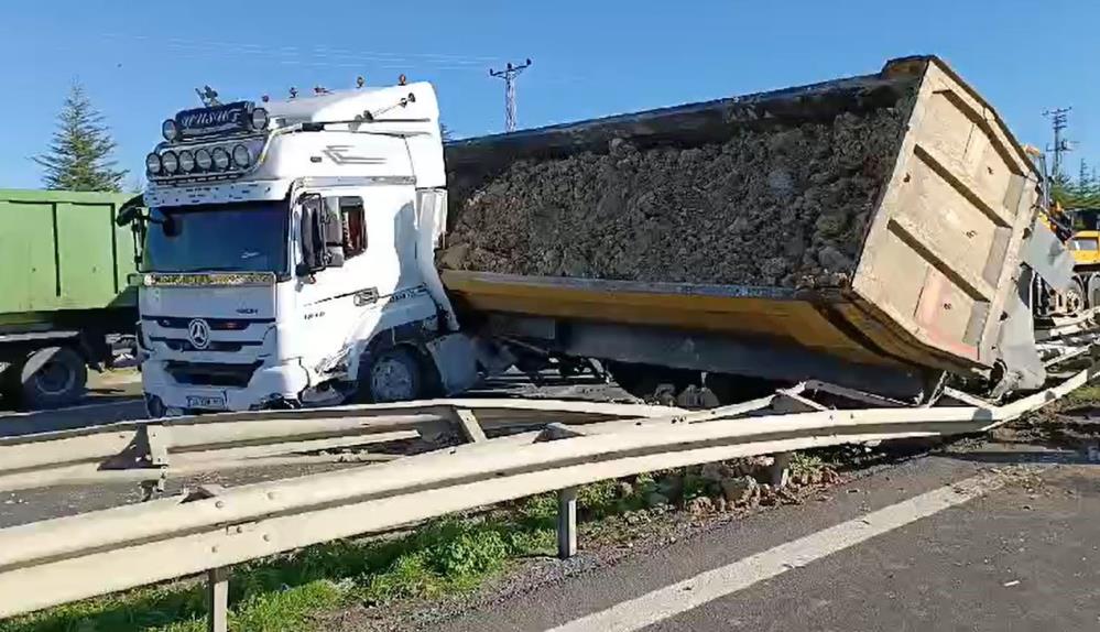 TEM Otoyolunda hafriyat kamyonu bariyerlere çarptı:1 yaralı TEM Otoyolu’nda sürücüsünün direksiyon hakimiyetini kaybettiği hafriyat kamyonu bariyerlere çarptı.