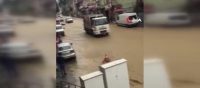 Trabzon’da su borusu patladı, yollar göle döndü