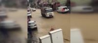 Trabzon’un Ortahisar ilçesi Değirmendere mahallesinde belediyenin su borusu patlayınca yollar