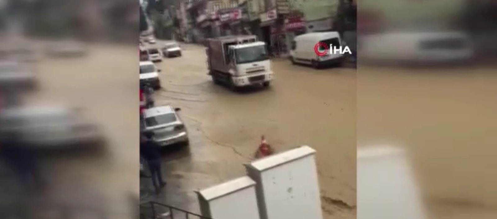 Trabzon’un Ortahisar ilçesi Değirmendere mahallesinde belediyenin su borusu patlayınca yollar