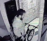 İstanbul Arnavutköy’de bir binaya giren kişi, girişinde bulunan bisikleti kapıdan