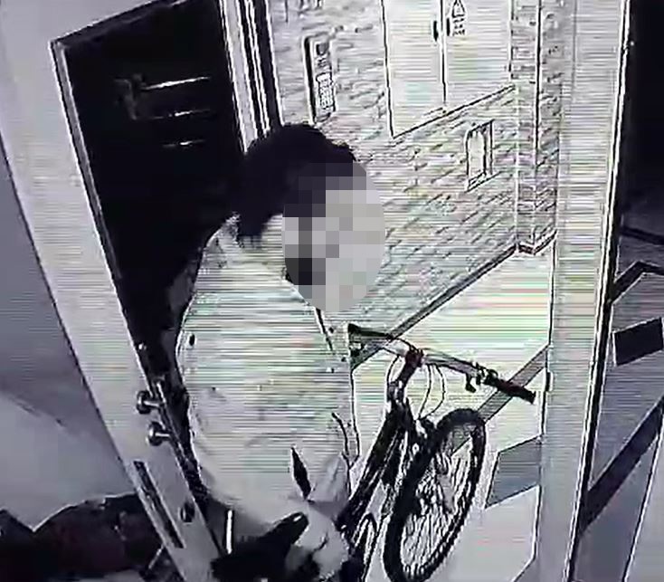 Çaldığı bisiklete binerek kaçtı İstanbul Arnavutköy’de bir binaya giren kişi, girişinde bulunan bisikleti kapıdan