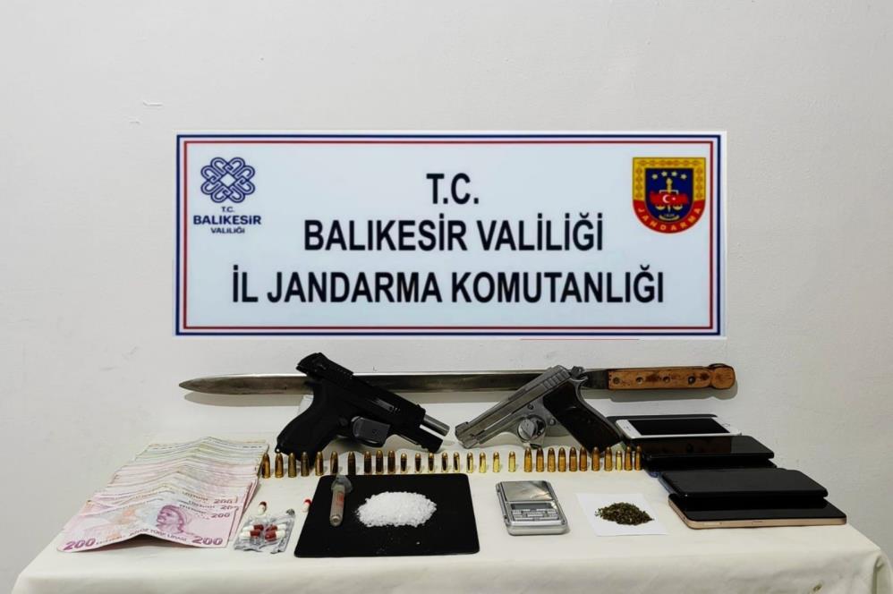 Balıkesir’in Altıeylül ilçesinde jandarma ekipleri 4 şüpheli şahsa yönelik olarak