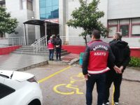 Altıeylül’de inşaat halindeki binanın kapısını kırarak içeri giren 2 şahıs,