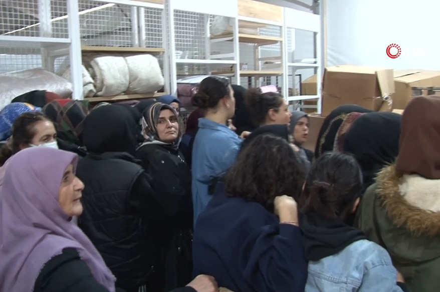 Kadıköy’de markalar çadırı açılışında ’indirim’ izdihamı Kadıköy sahilde kurulan markalar çadırında esnaf açılışa özel indirim yapınca