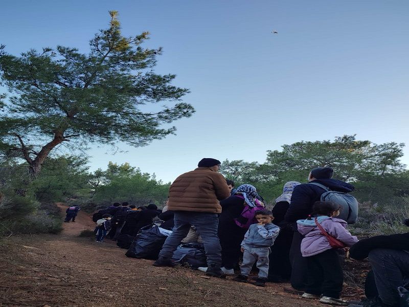 Ayvalık’ta havadan yapılan denetim ve keşif faaliyetinde ormana saklanan göçmenler