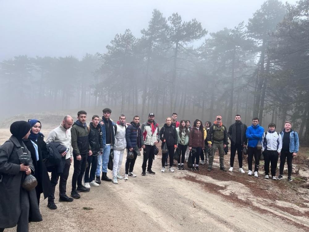 Burhaniye’de, Gençlik ve Spor İlçe Müdürlüğünün öncülüğünde bir araya gelen