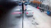 Karabük’te kontrolden çıkan otomobilin dubaları kırarak durduğu anlar güvenlik kamerasına