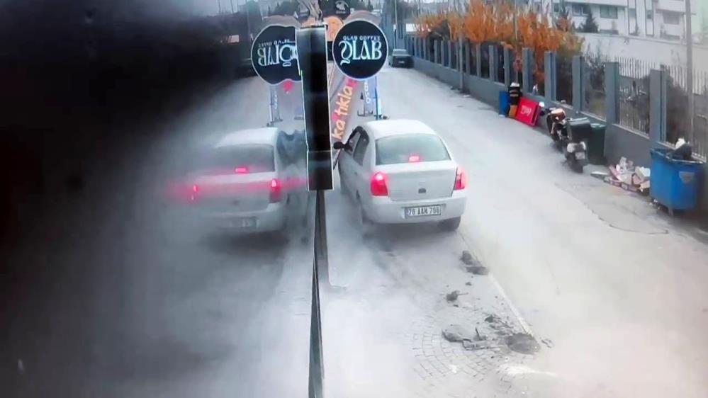 Kontrolden çıkan otomobil dubaları kırdı Karabük’te kontrolden çıkan otomobilin dubaları kırarak durduğu anlar güvenlik kamerasına