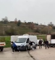 Bursa’da iki kişi arasında çıkan tartışma kavgaya döndü. Cadde ortasında