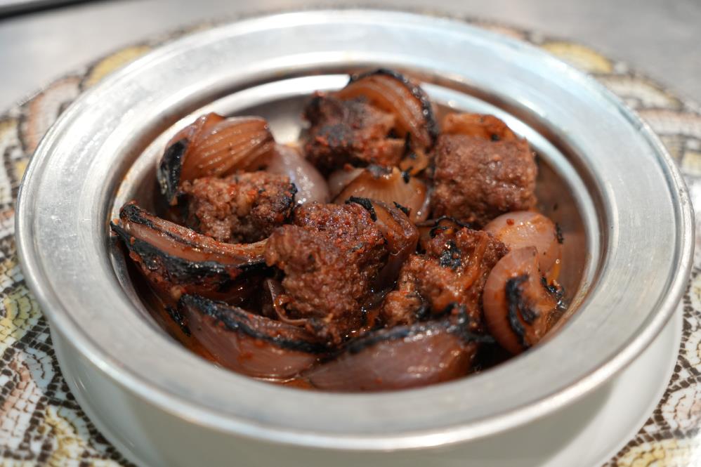 Gaziantep’in eşsiz kış lezzetlerinden biri olan soğan kebabı, lezzetinin yanı