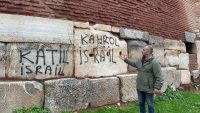 Trajikomik protesto…2 bin yıllık surlara İsrail’in zulmünü kazıdılar