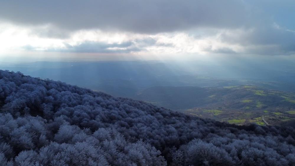 Balıkesir’de yer alan Çataldağ, kış mevsiminin güzelliği ile gelin ve