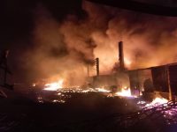 Kocaeli’nin Gebze ilçesinde lojistik fabrikasında çıkan yangını söndürme çalışmaları 3