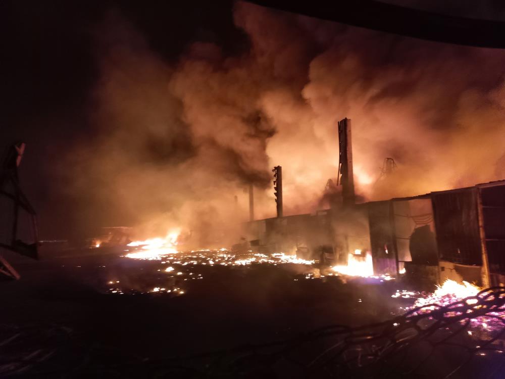 Kocaeli’de fabrikada yangın Kocaeli’nin Gebze ilçesinde lojistik fabrikasında çıkan yangını söndürme çalışmaları 3