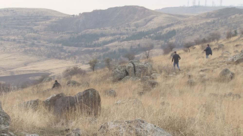 Başkent’te başıboş köpek dehşeti Ankara’da sürü halindeki başıboş köpekler küçük bir çocuğa saldırdı.Olay, Ankara’nın