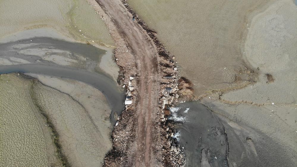 Tokat’ın Almus ilçesinde baraj suyunun çekilmesiyle 18 köye ulaşımı kısaltan