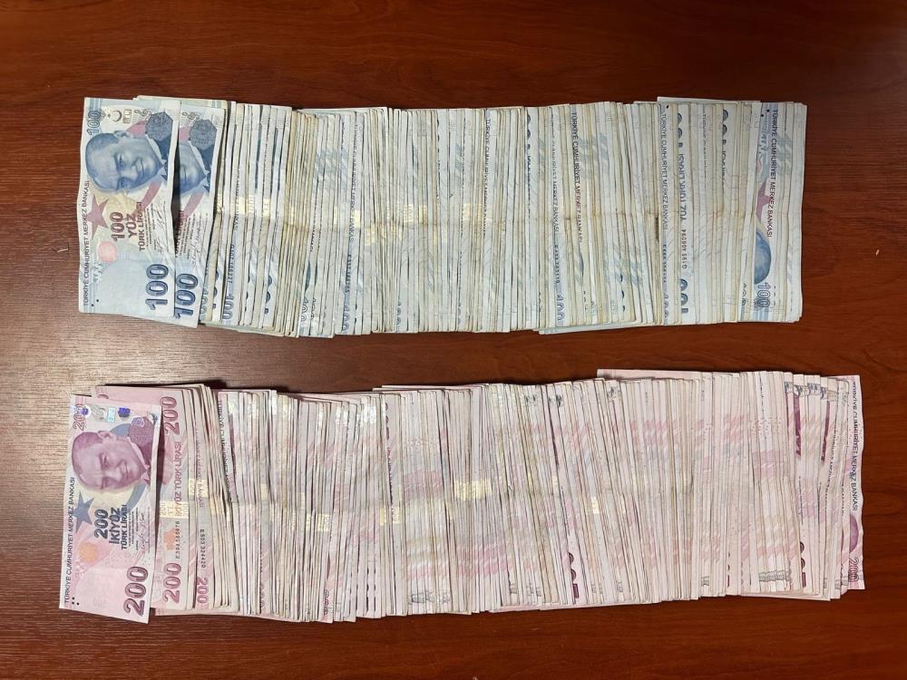 İş yerinden 75 bin 850 TL çalan hırsız yakalandı Bağcılar’da iş yerinden 75 bin 850 TL para çalan hırsız