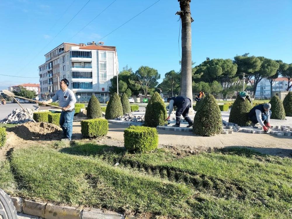 Burhaniye Belediyesi Park ve Bahçeler Müdürlüğü ekipleri kentin dört bir