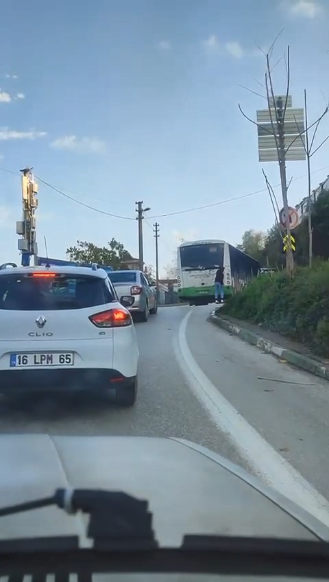 Patenle ölüme yolculuk Bursa’da paten ile kayan bir genç yorulunca otobüsün arkasına tutunarak
