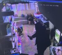Bursa’da bir petshop dükkanına giren şüpheli masada gördüğü aracın anahtarını