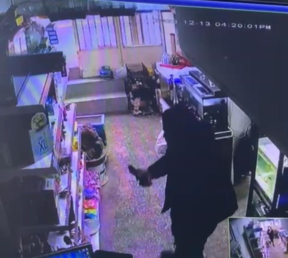 Bursa’da bir petshop dükkanına giren şüpheli masada gördüğü aracın anahtarını