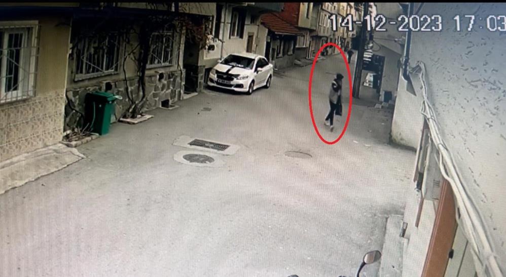 Kendini polis olarak tanıttı 600 bin lirayı böyle dolandırdı Bursa’da 66 yaşındaki emekli kadını, kendini ‘polis’ olarak tanıtıp 600