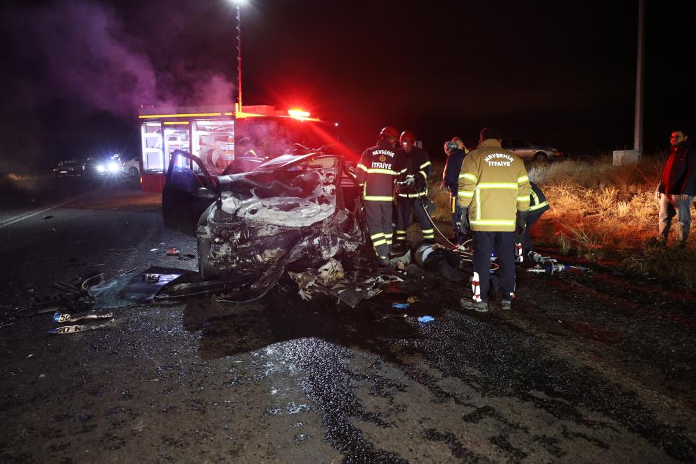 Nevşehir’de dün akşam saatlerinde iki otomobilin kafa kafaya çarpışması sonucu