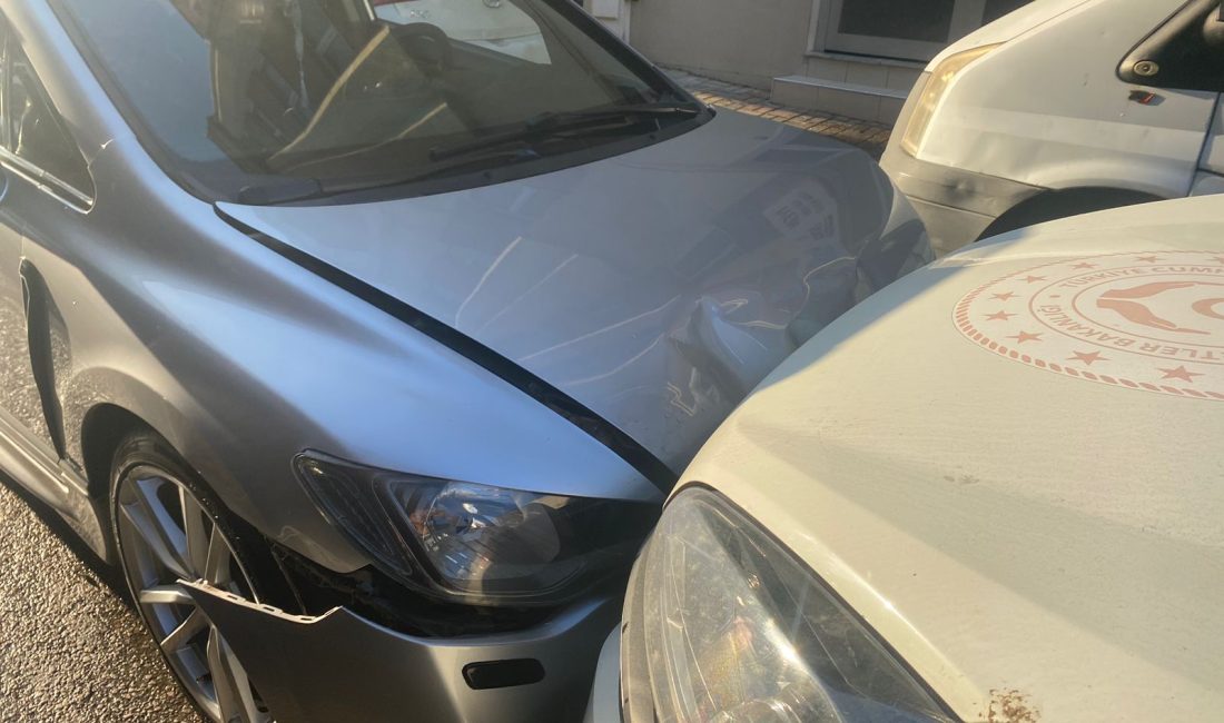Ters yöne girdi resmi araçla kafa kafaya çarpıştı 17 Eylül Mahallesi Hacı Keşfettin Caddesi üzerinde meydana gelen maddi