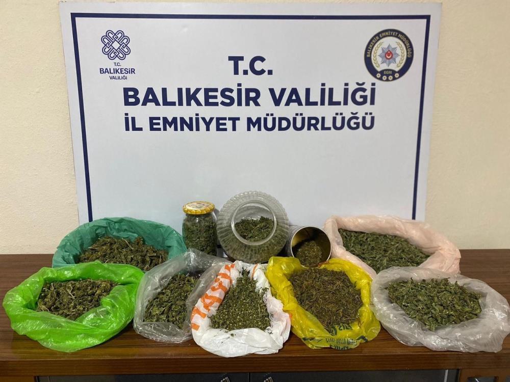 Gönen’de yapılan uyuşturucu operasyonunda 2 kişi yakalandı Gönen’de Balıkesir Emniyet Müdürlüğü Narkotik birimlerince saha bilgisi üzerine Gönen