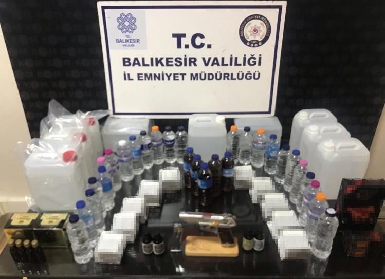 Edremit’te polis tarafından yapılan operasyonda sahte ve kaçak alkollü içecek