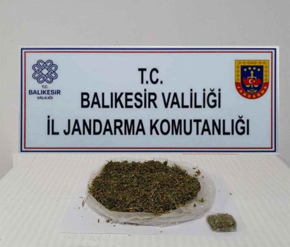 Balıkesir’in Altıeylül ilçesinde jandarma ekipleri 2 şahsa ait ev ve